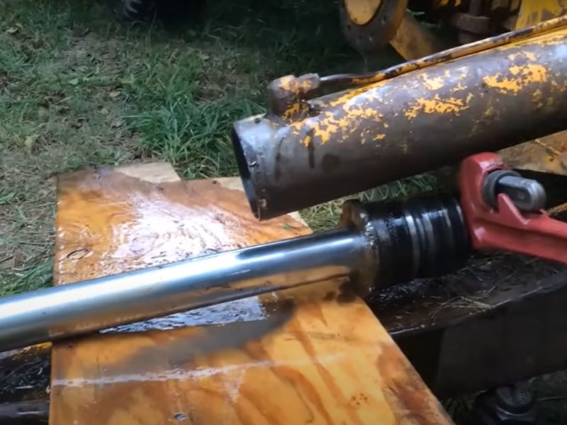 Kaip pašalinti hidraulinį cilindrą iš ekskavatoriaus
